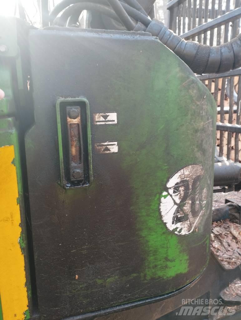 John Deere 810D Tomruk yükleyici traktörler