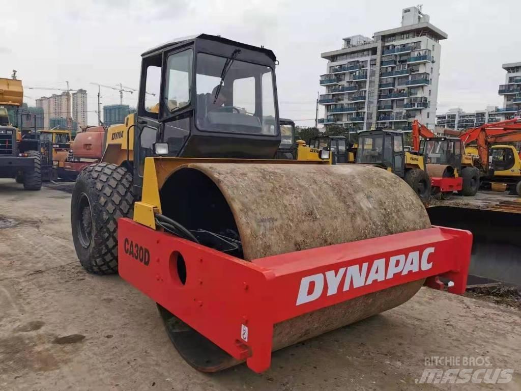 Dynapac CA 30 D Tek tamburlu silindirler