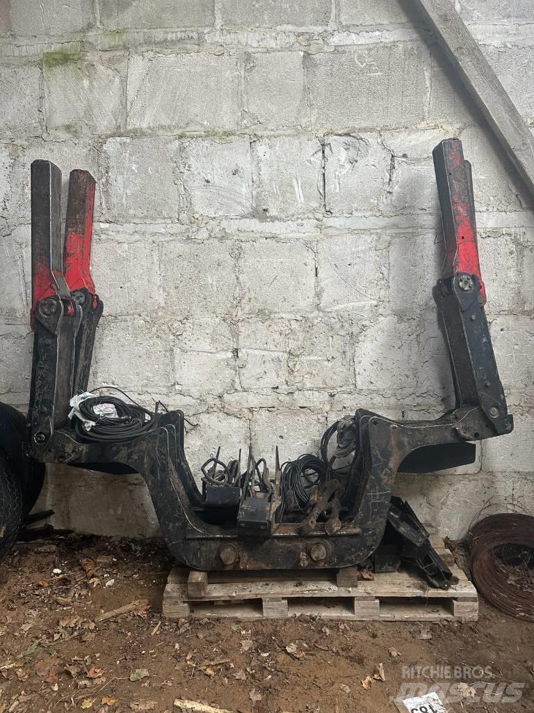 Komatsu 855.1 Tomruk yükleyici traktörler