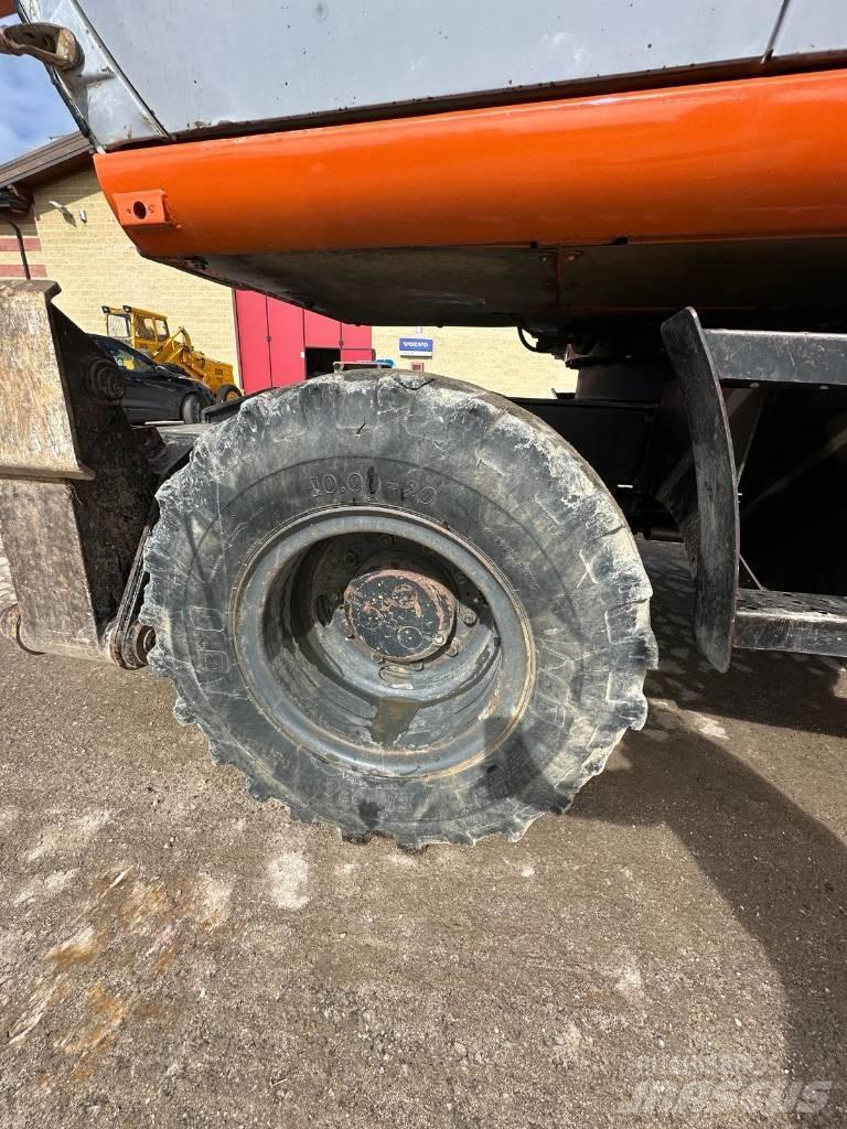 Hitachi EX 165 Lastik tekerli ekskavatörler