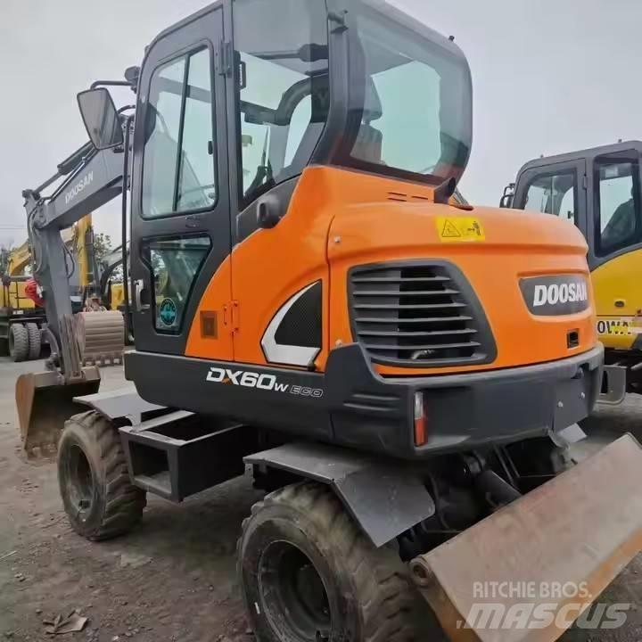 Doosan DX60W Lastik tekerli ekskavatörler
