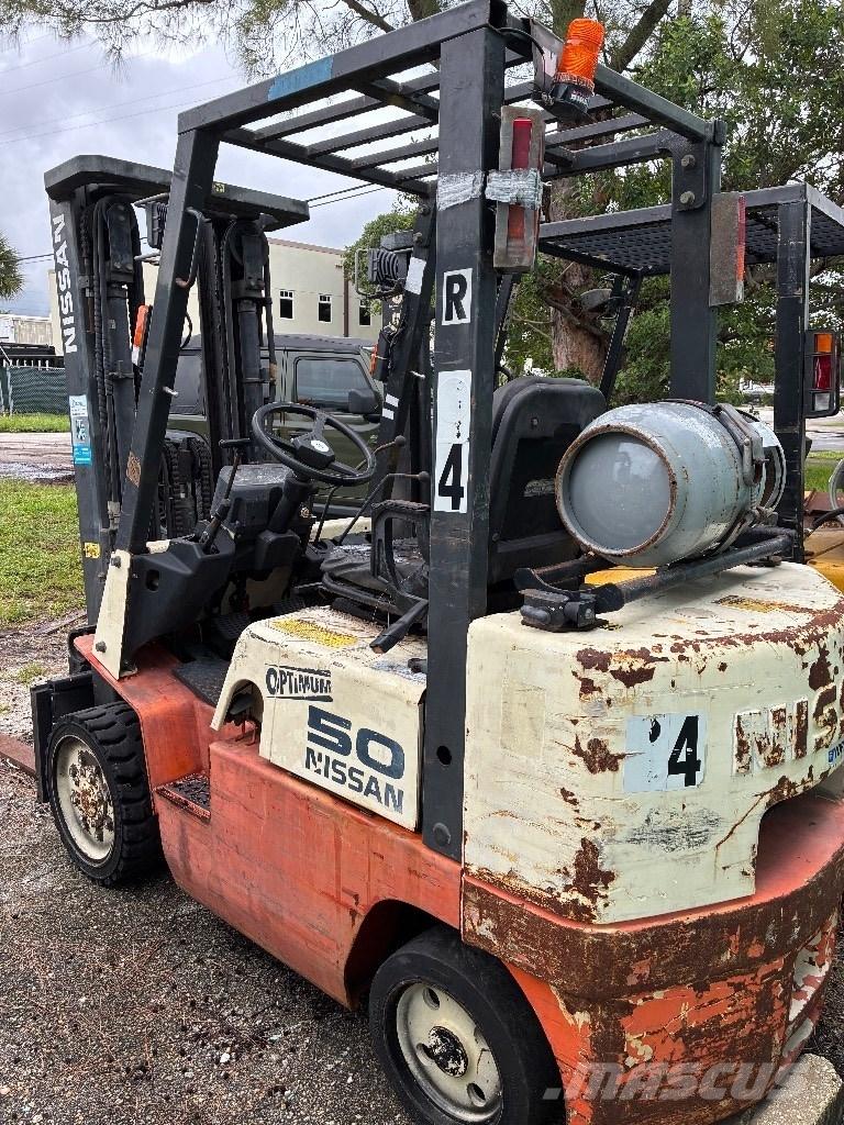 Nissan CP102 A 25 PV Diger