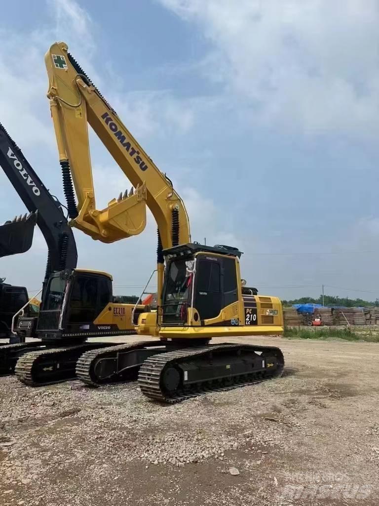 Komatsu 210-8 Paletli ekskavatörler
