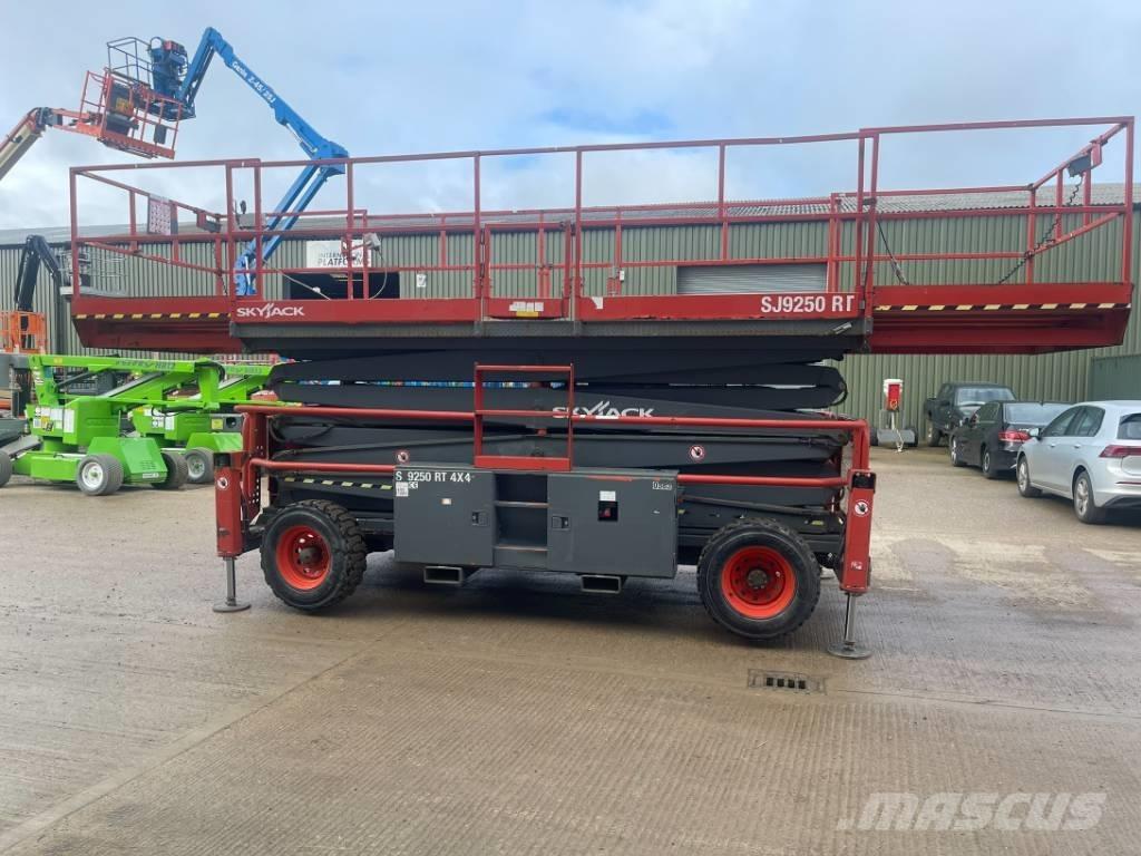 SkyJack SJ 9250 RT Makasli platformlar