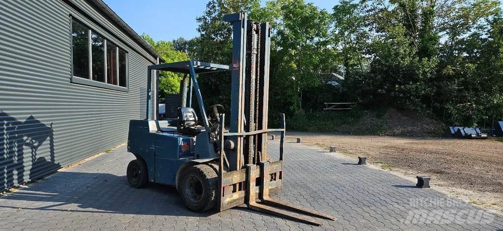 Clark 3 ton diesel Diger
