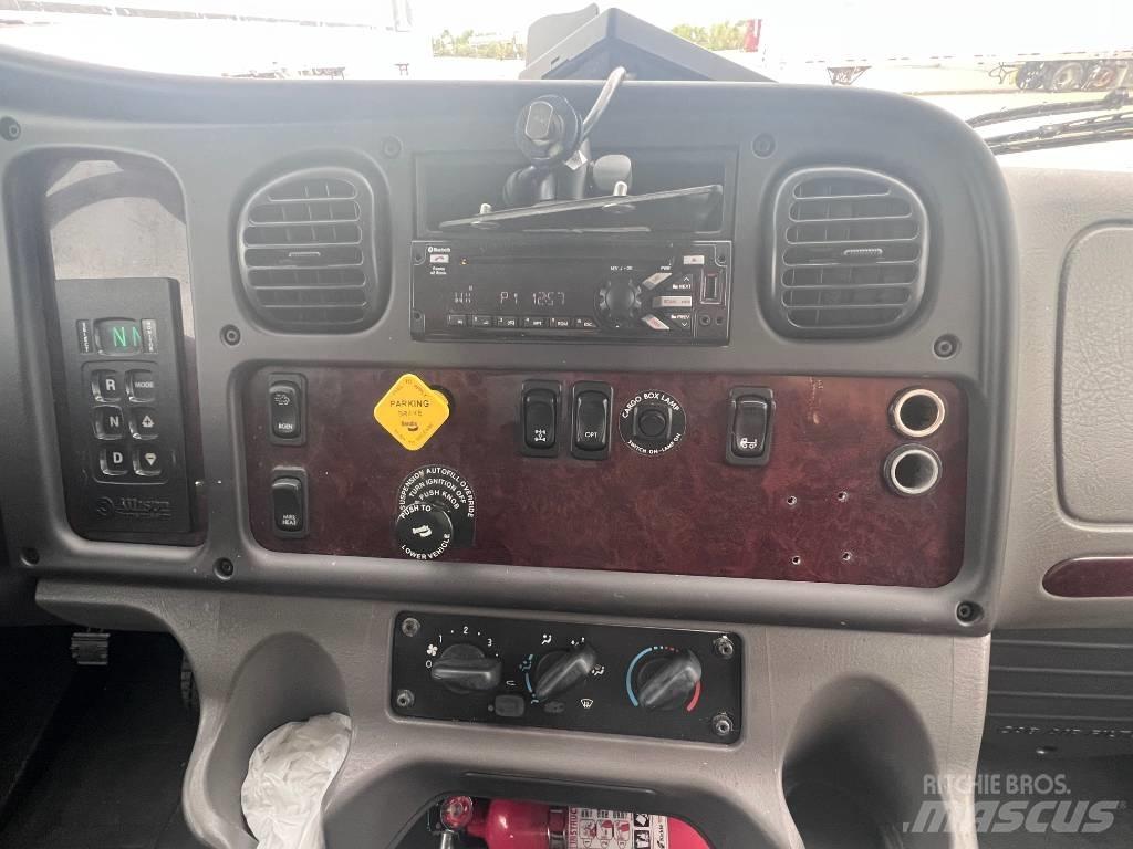 Freightliner M 106 Kapali kasa kamyonlar