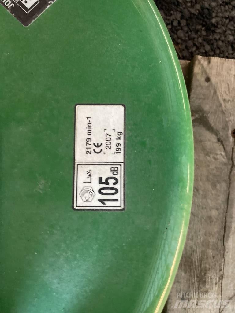 John Deere 7 Iron Diger yol bakim makinalari