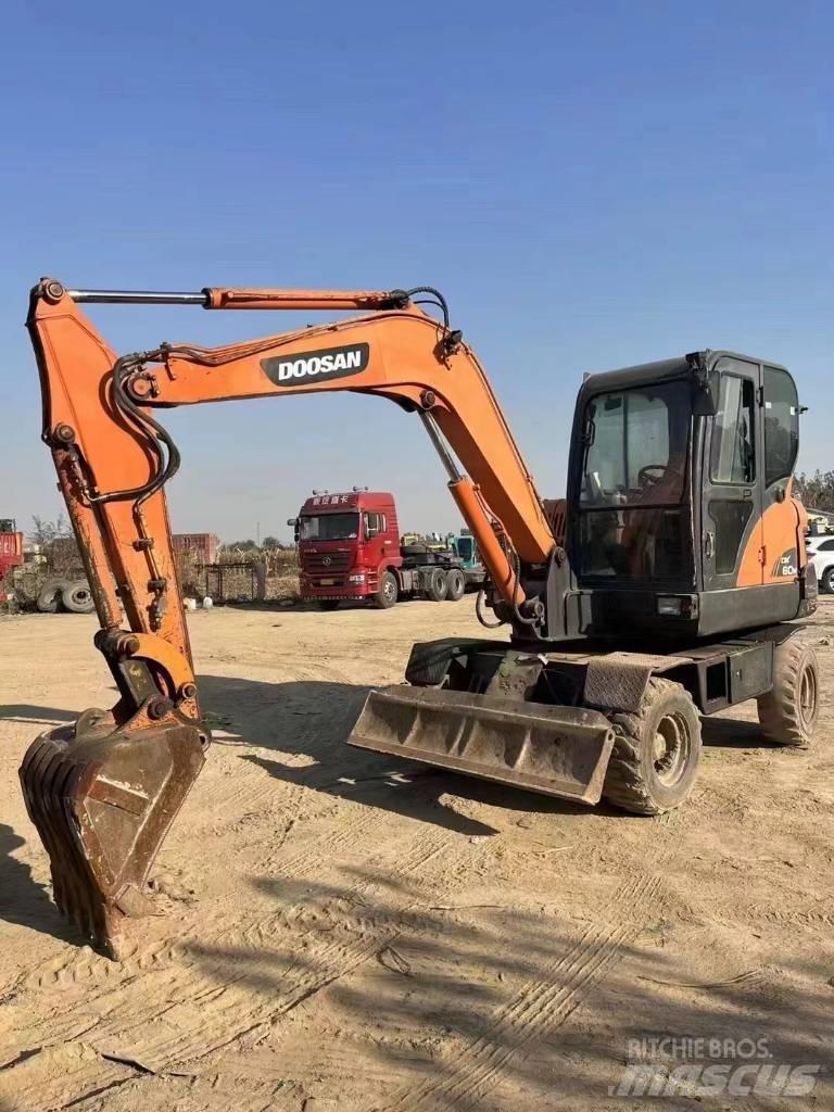 Doosan DX60W Lastik tekerli ekskavatörler