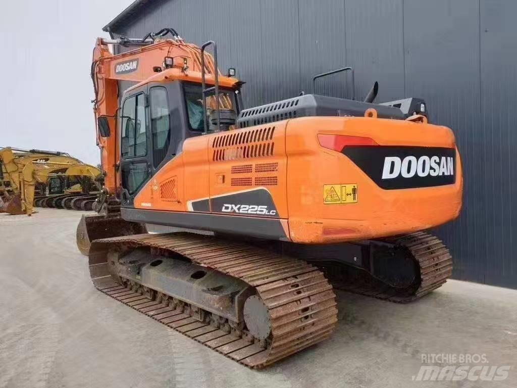 Doosan DX 225 LC Paletli ekskavatörler