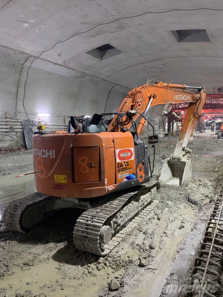 Hitachi ZX225US-5A Diger
