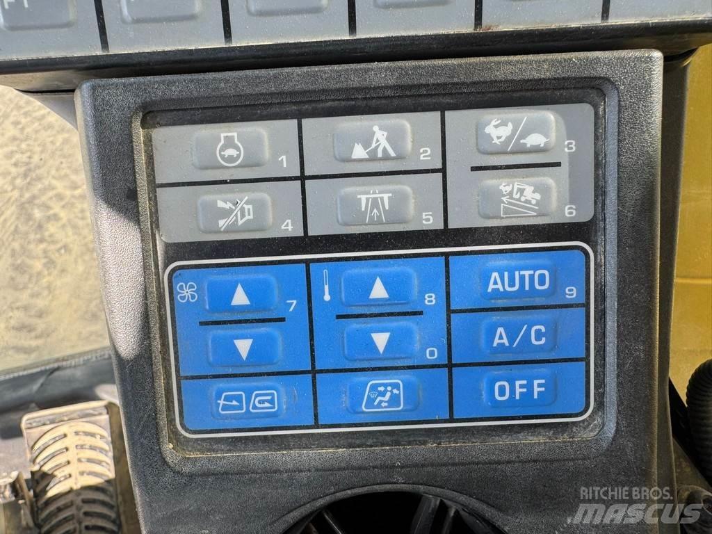 Komatsu PW180-11 Lastik tekerli ekskavatörler