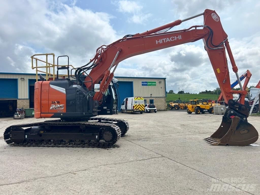 Hitachi ZX225 USLC-7 Paletli ekskavatörler