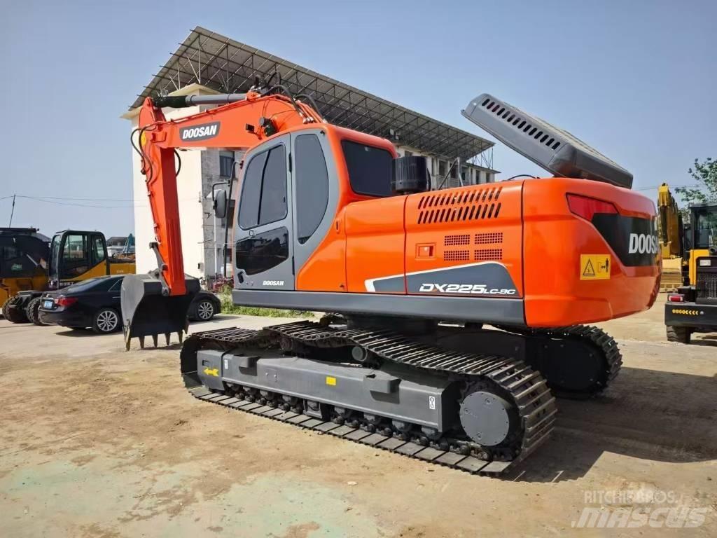 Doosan DX 225 LC Paletli ekskavatörler