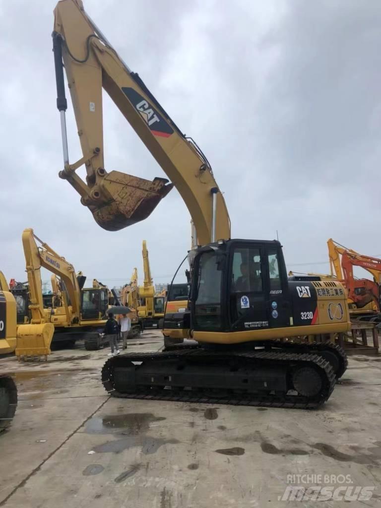 CAT 323 D Paletli ekskavatörler