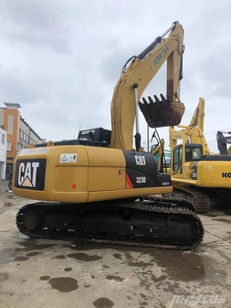 CAT 323 D Paletli ekskavatörler