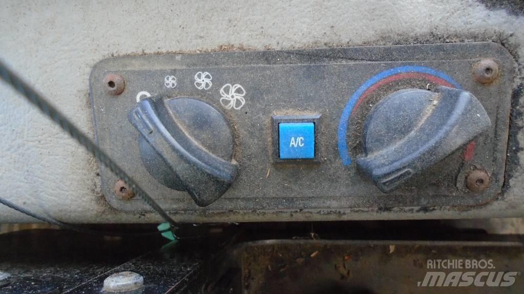 CAT 553 C Ağaç kesici istifleyiciler