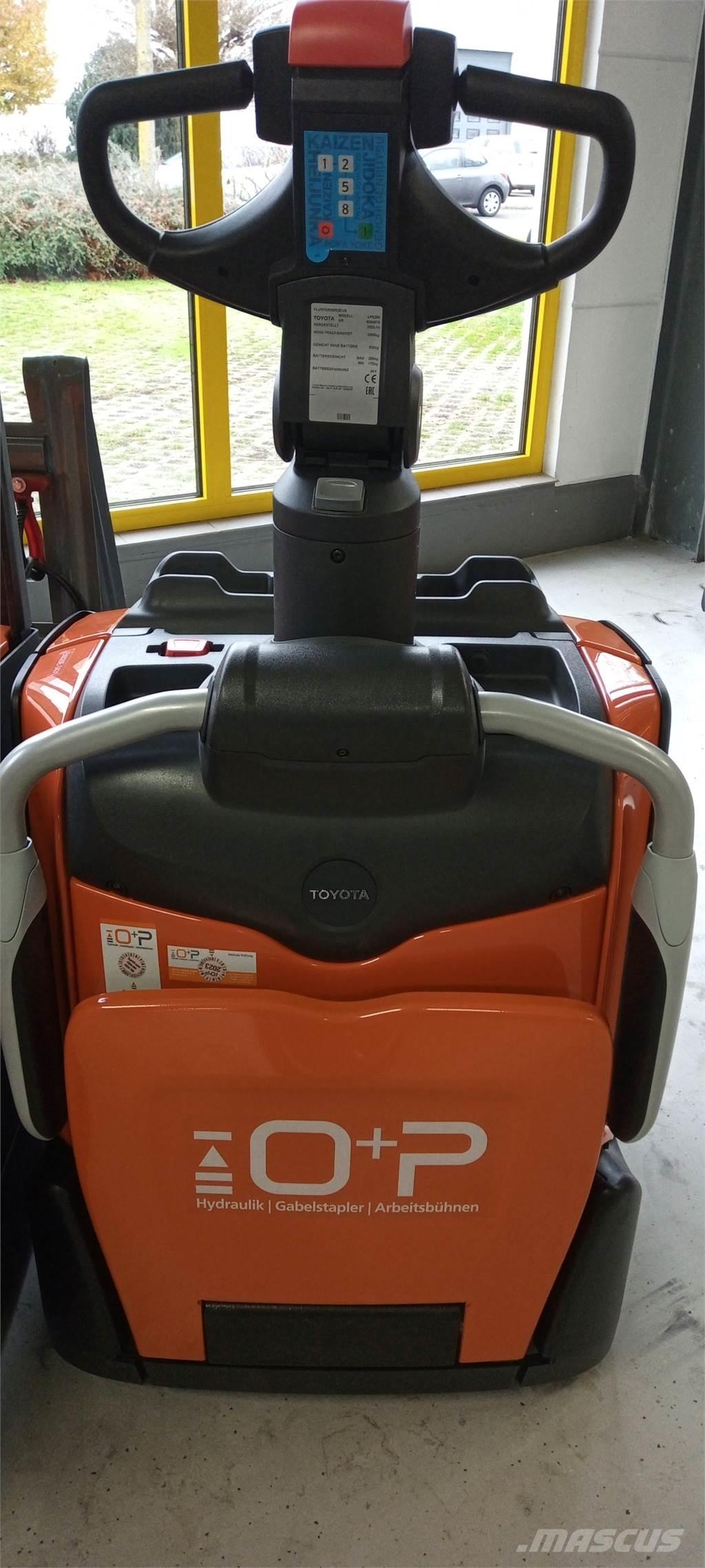 Toyota LPE200 Yaya kumandali istif makinasi