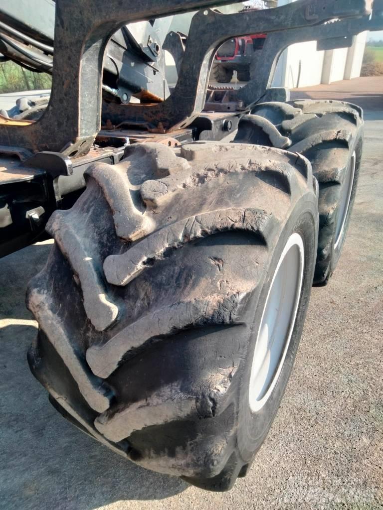 Komatsu 835 Tomruk yükleyici traktörler