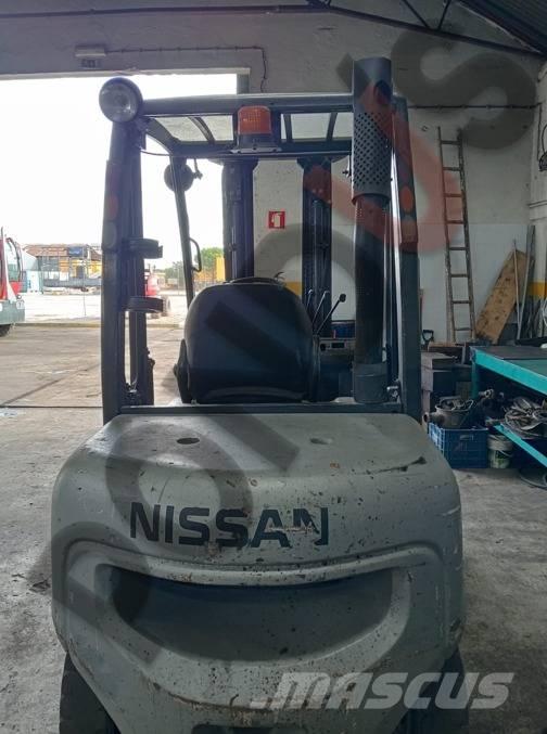 Nissan FGD02A30Q Reach truck - depo içi istif araçları
