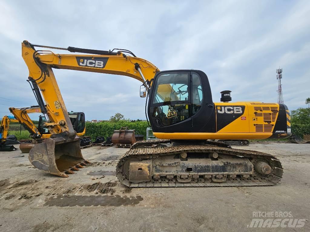 JCB 235 HD Paletli ekskavatörler