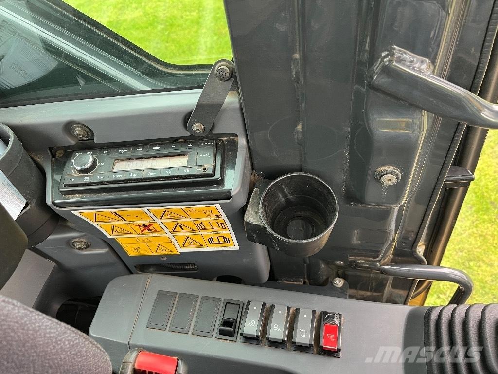 Komatsu PW 118 Lastik tekerli ekskavatörler