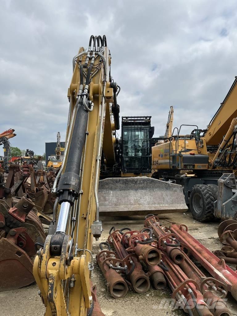 CAT MH 3022 Lastik tekerli ekskavatörler