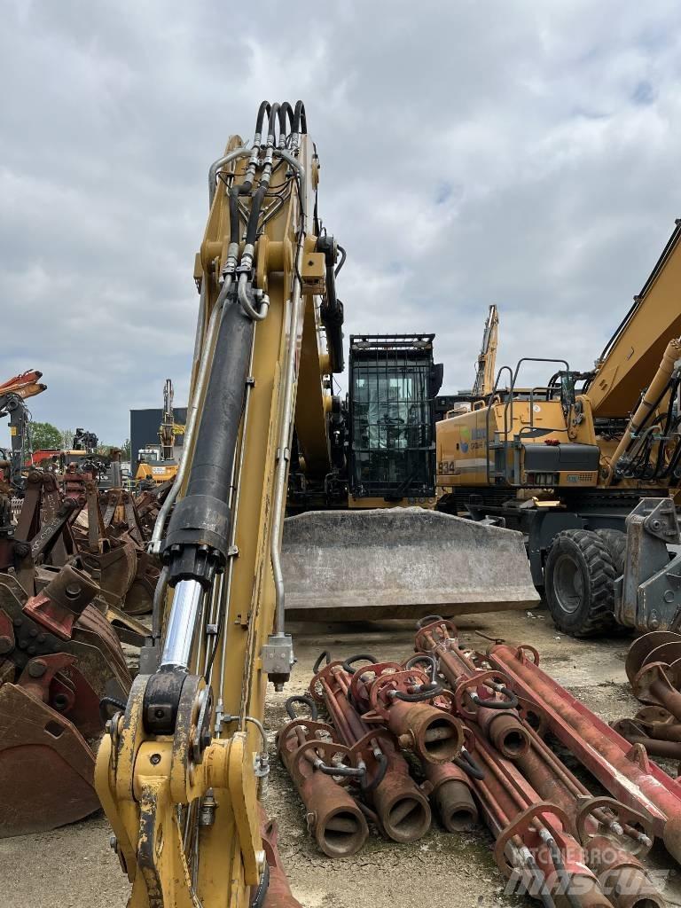 CAT MH 3024 Lastik tekerli ekskavatörler