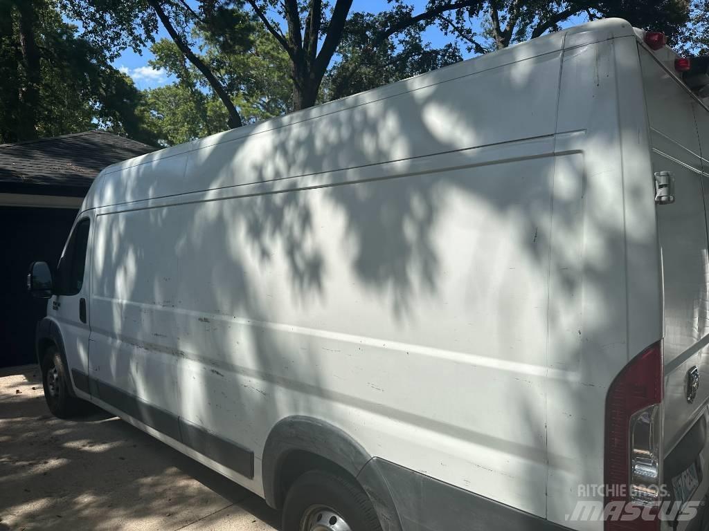 Dodge promaster Kapali kasa kamyonlar