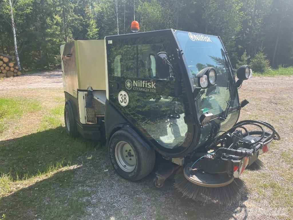 Nilfisk CR3500 Cadde süpürücüler
