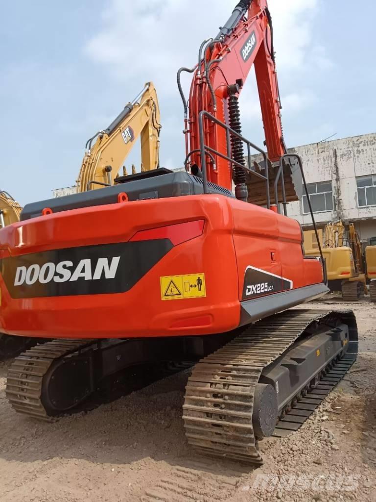 Doosan DX 225 LC Paletli ekskavatörler