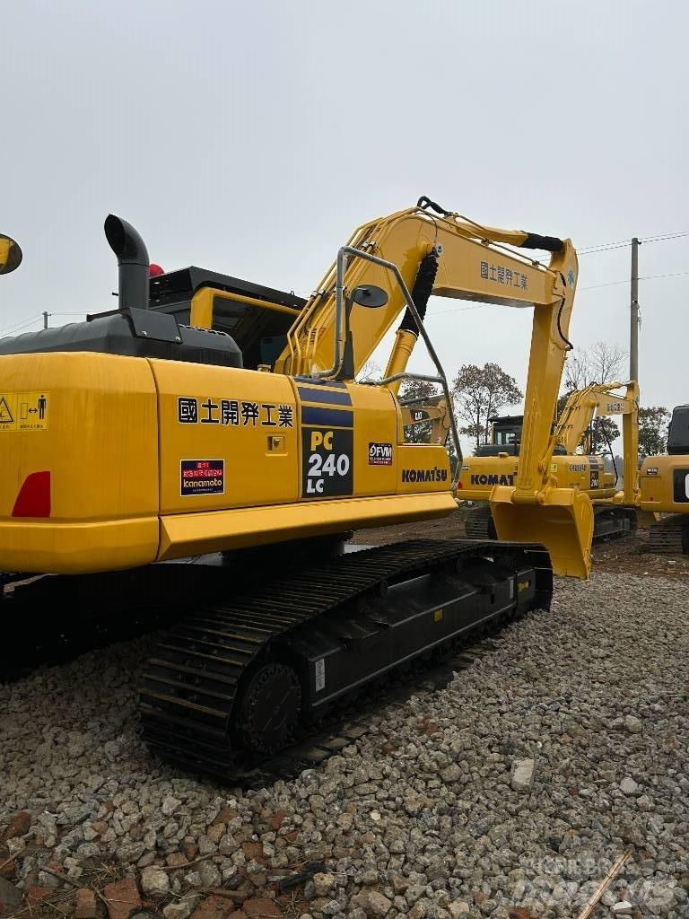 Komatsu 240-8 Paletli ekskavatörler