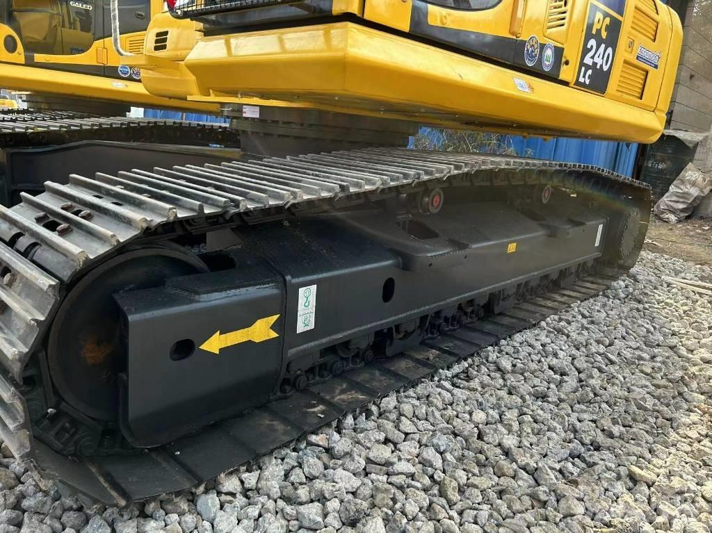 Komatsu 240-8 Paletli ekskavatörler