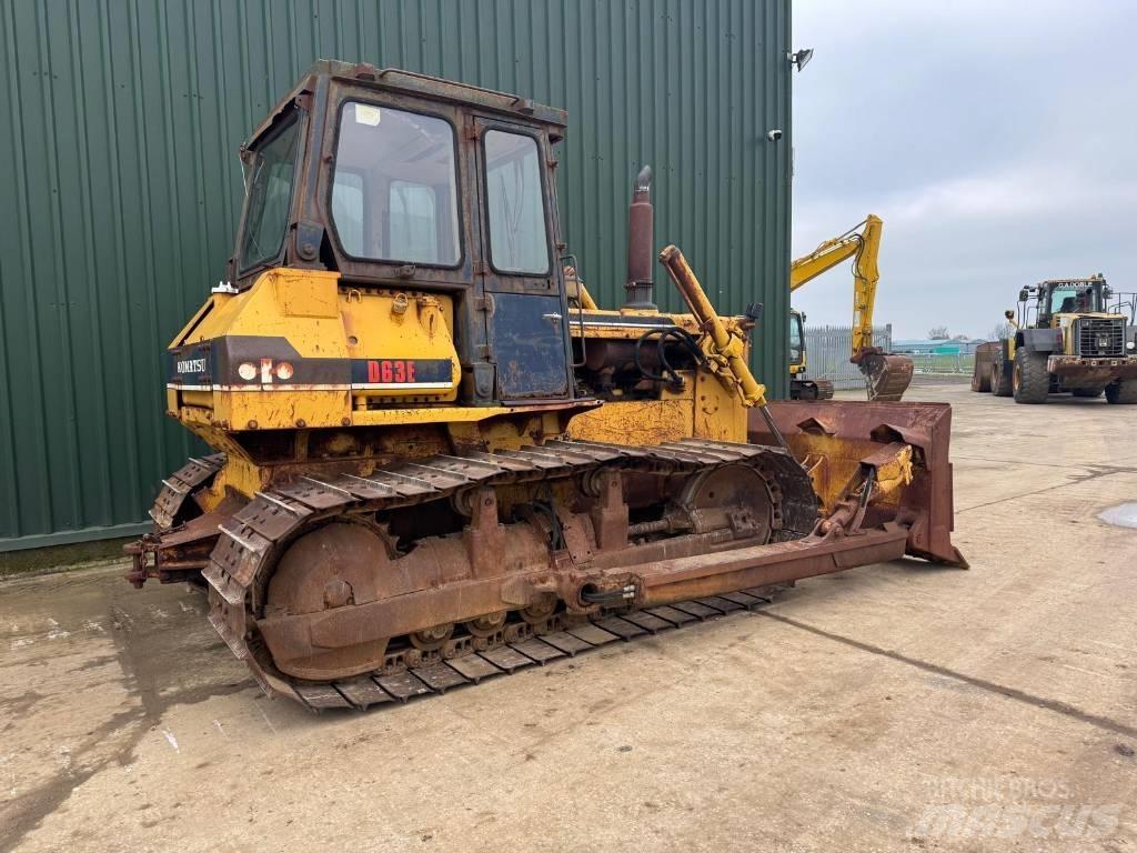 Komatsu D63E-1 Paletli dozerler