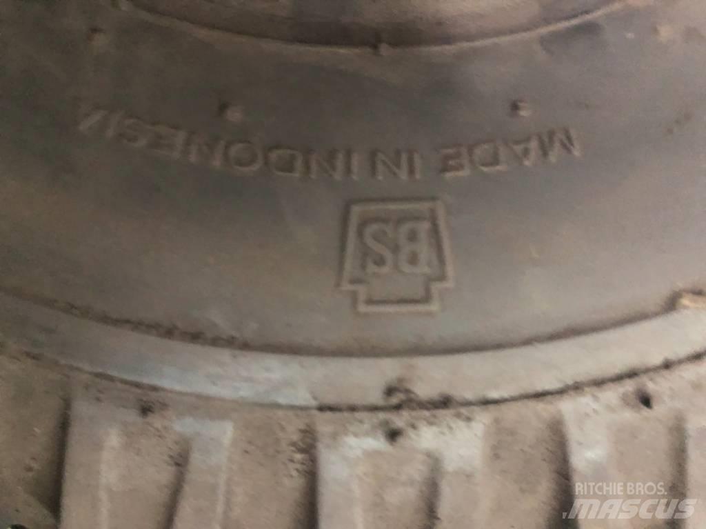 Bridgestone 21x8-9 Lastikler