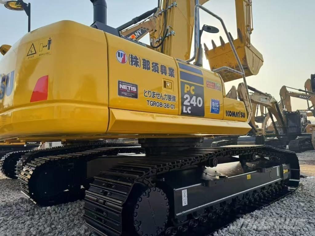 Komatsu 240-8N1 Paletli ekskavatörler