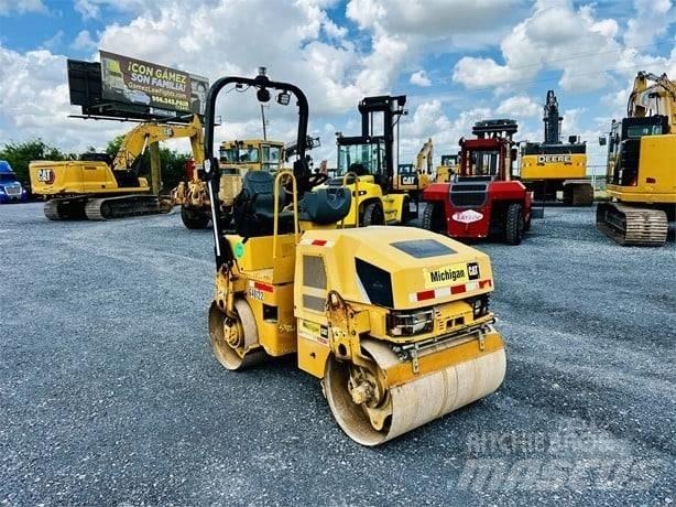 CAT CB 24 Çift tamburlu silindirler