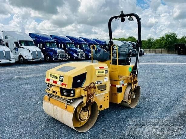 CAT CB 24 Çift tamburlu silindirler