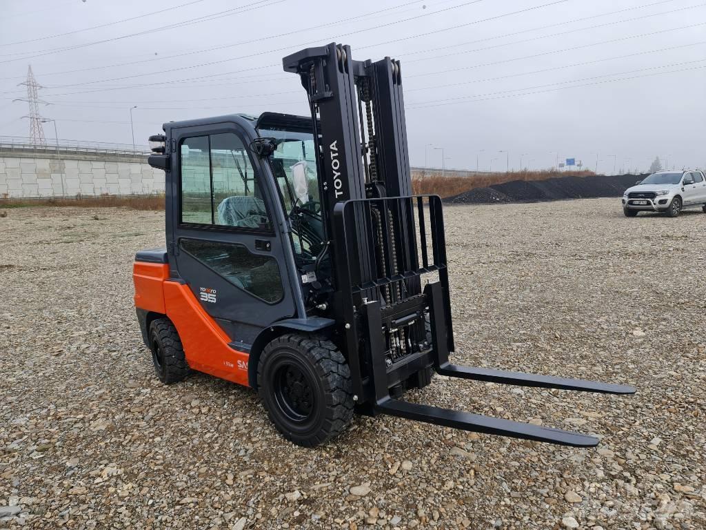 Toyota Tonero Reach truck - depo içi istif araçları