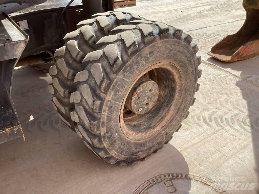 Komatsu PW 160-7E0 Lastik tekerli ekskavatörler