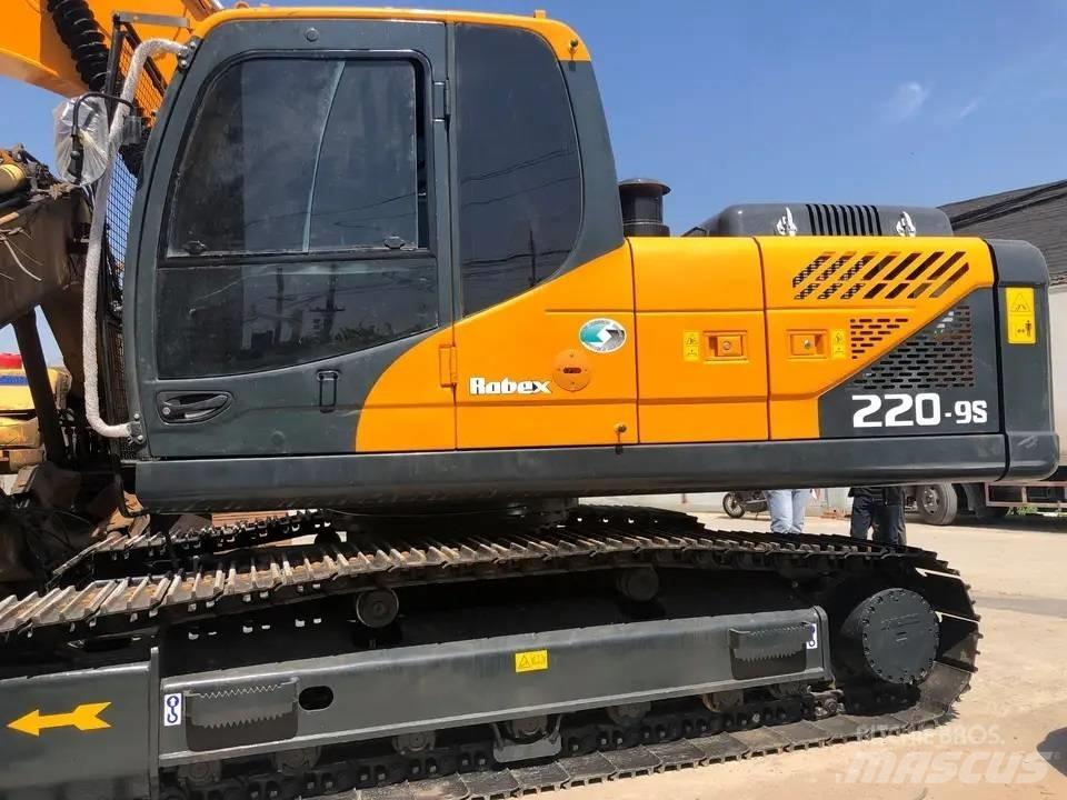 Hyundai R220-9s Paletli ekskavatörler