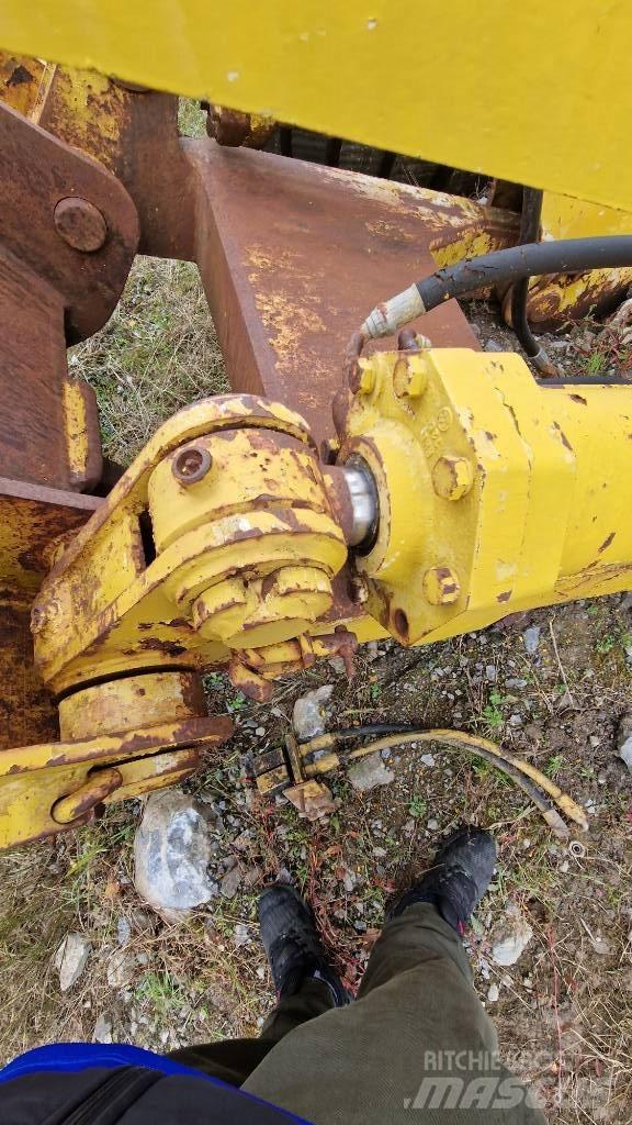 Komatsu D85 Saseler