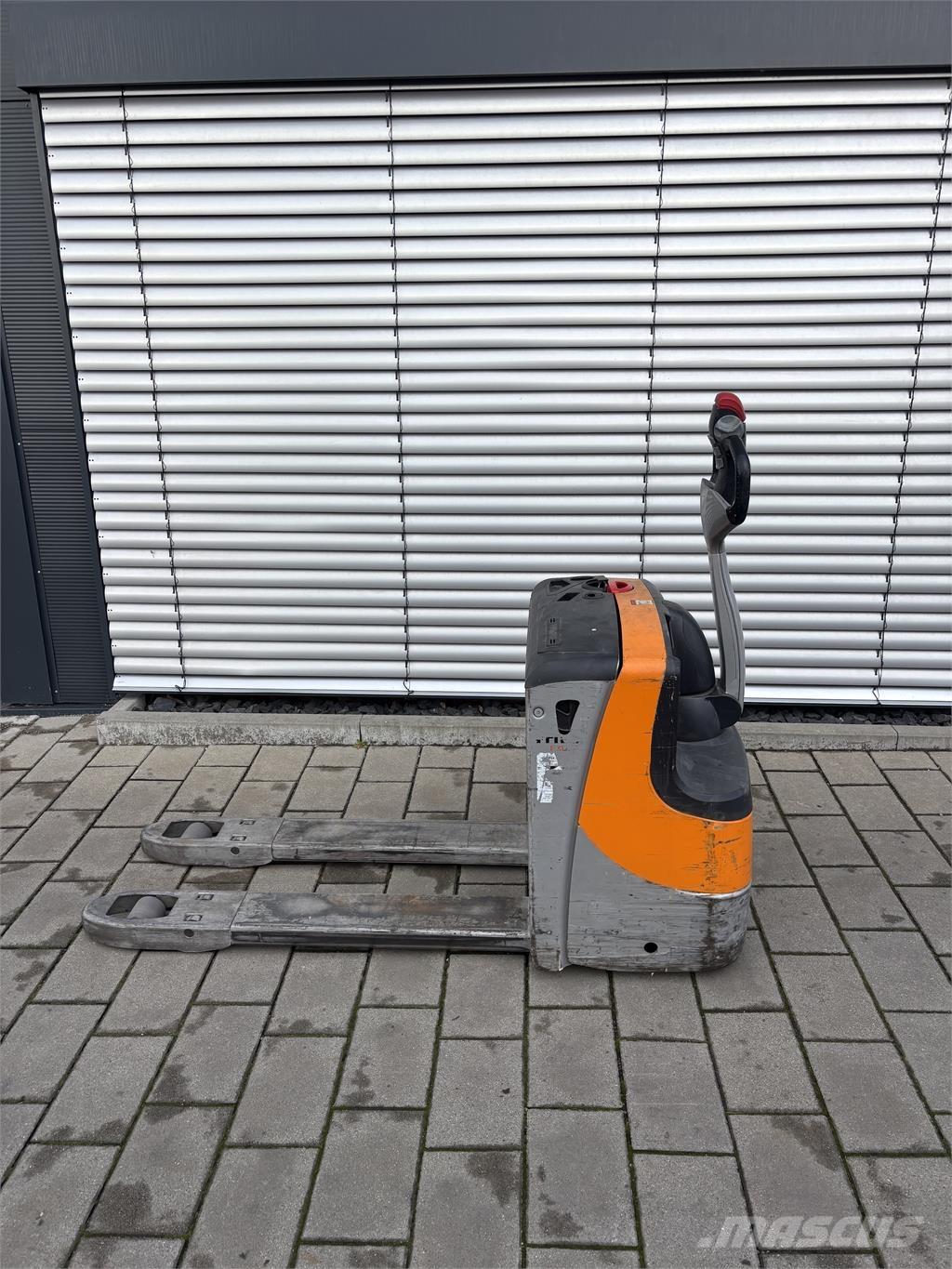 Still EXU16 Yaya kumandali istif makinasi