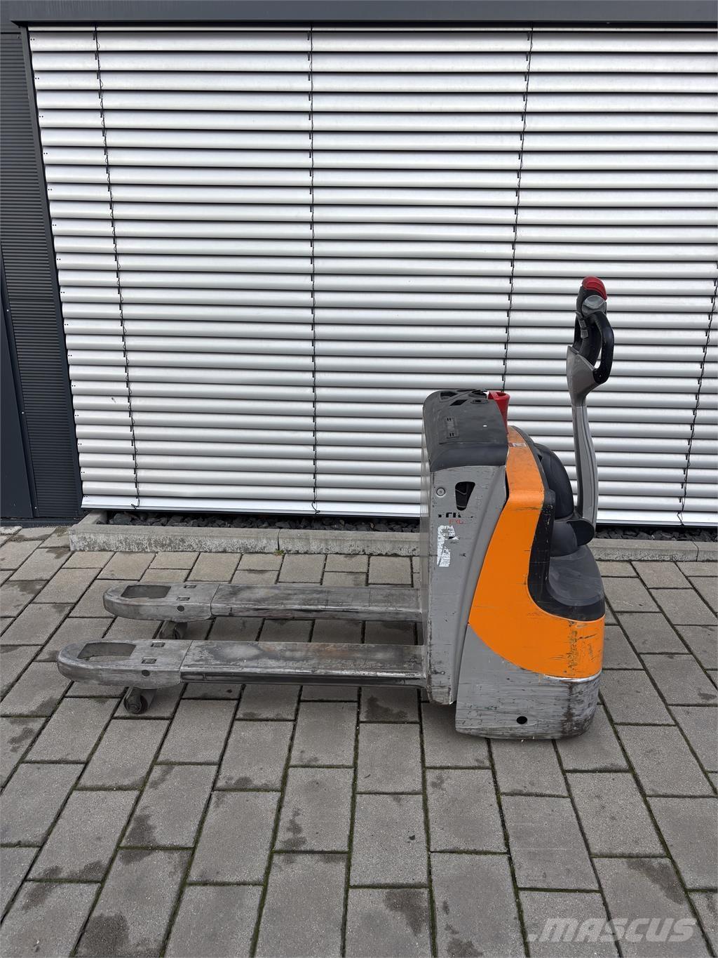 Still EXU16 Yaya kumandali istif makinasi