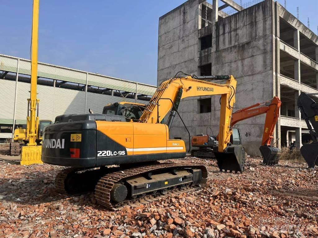Hyundai R220 Paletli ekskavatörler