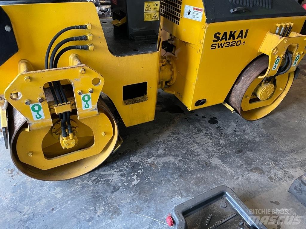 Sakai SW 320-1 Çift tamburlu silindirler