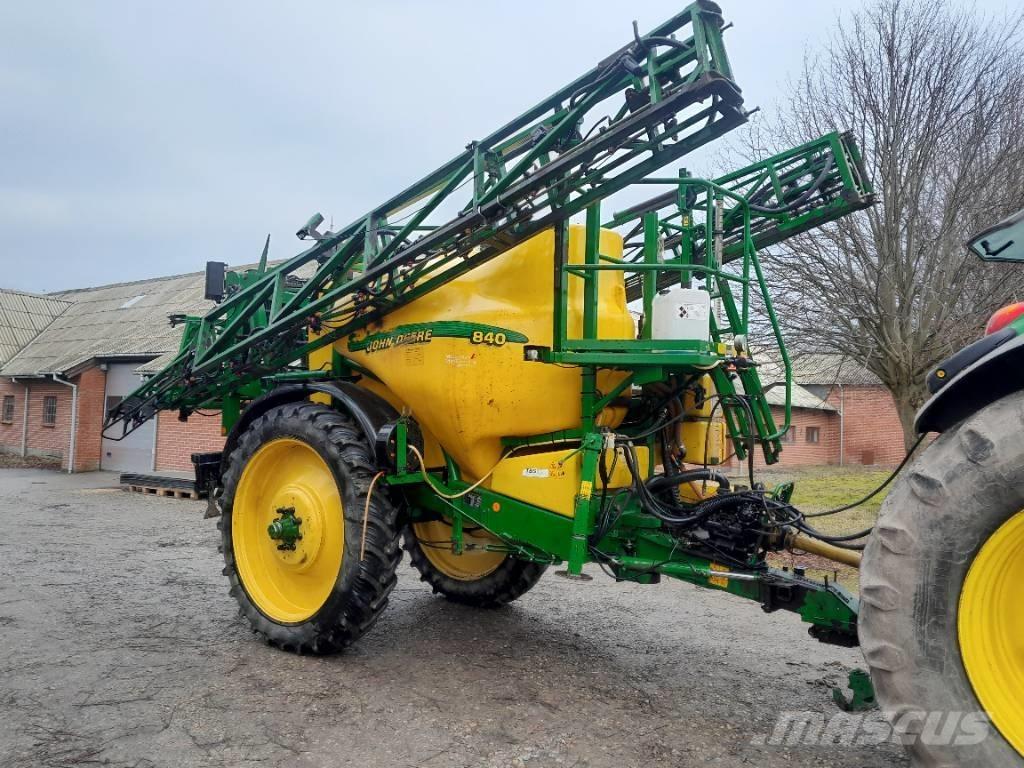 John Deere 840 Çekilir pülverizatörler