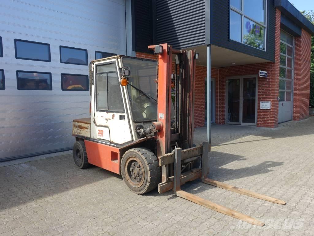 Nissan EGH02 A 30 U Dizel forkliftler