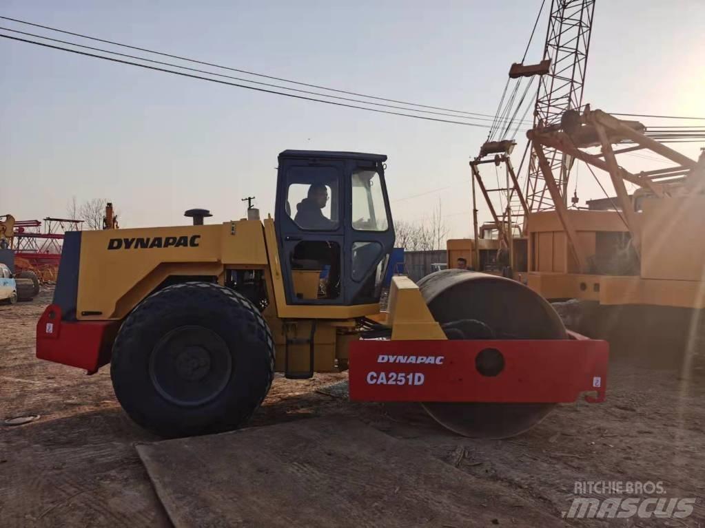 Dynapac CA251D Tek tamburlu silindirler