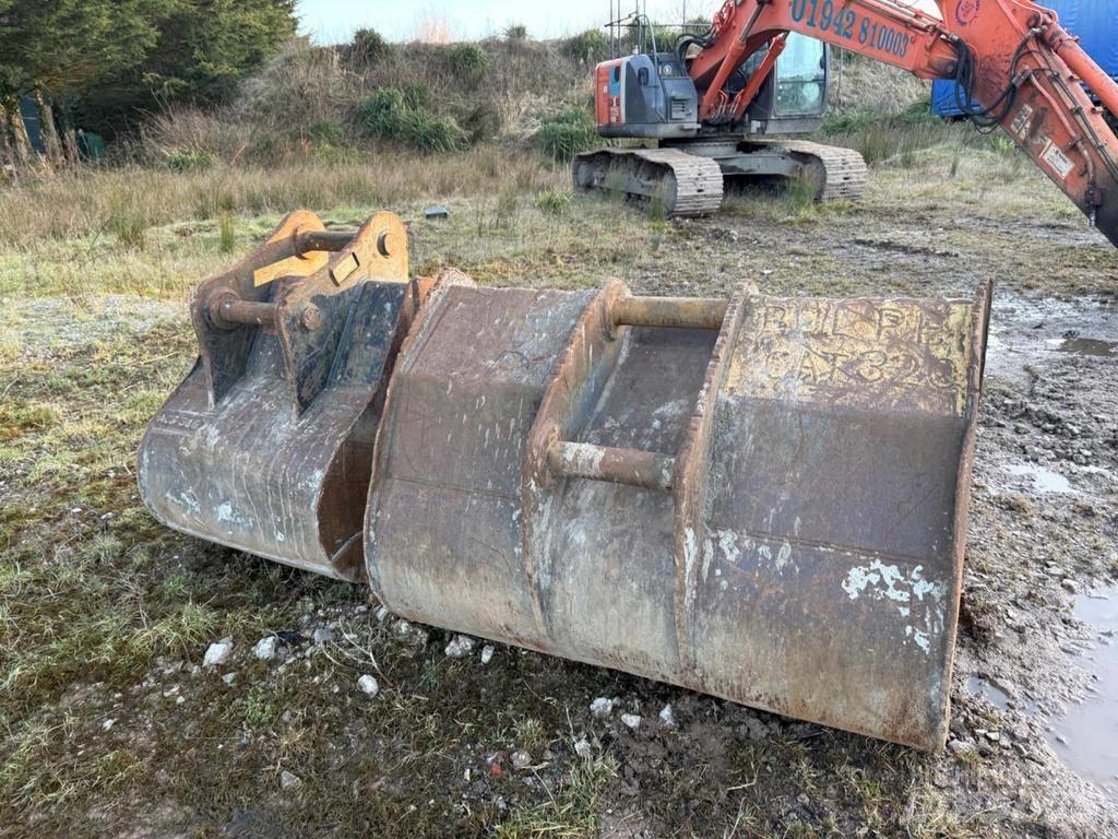 Hitachi ZX225USRLC-3 Paletli ekskavatörler