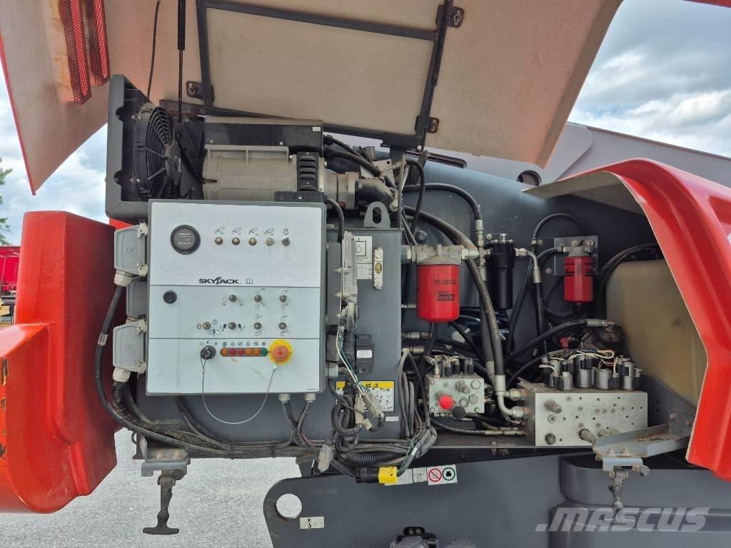 SkyJack SJ 66 T Körüklü personel platformları